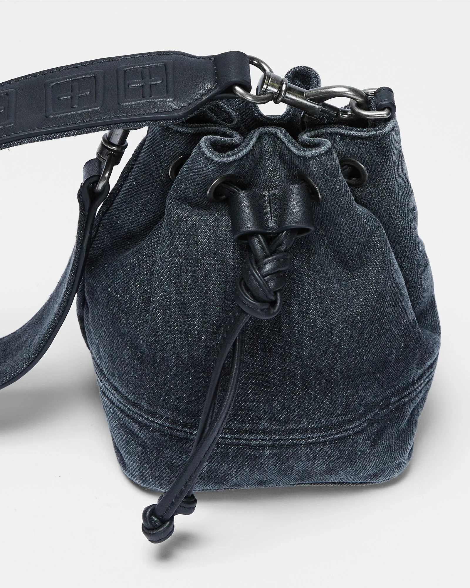 BOX CROSS BUCKET BAG ANGST