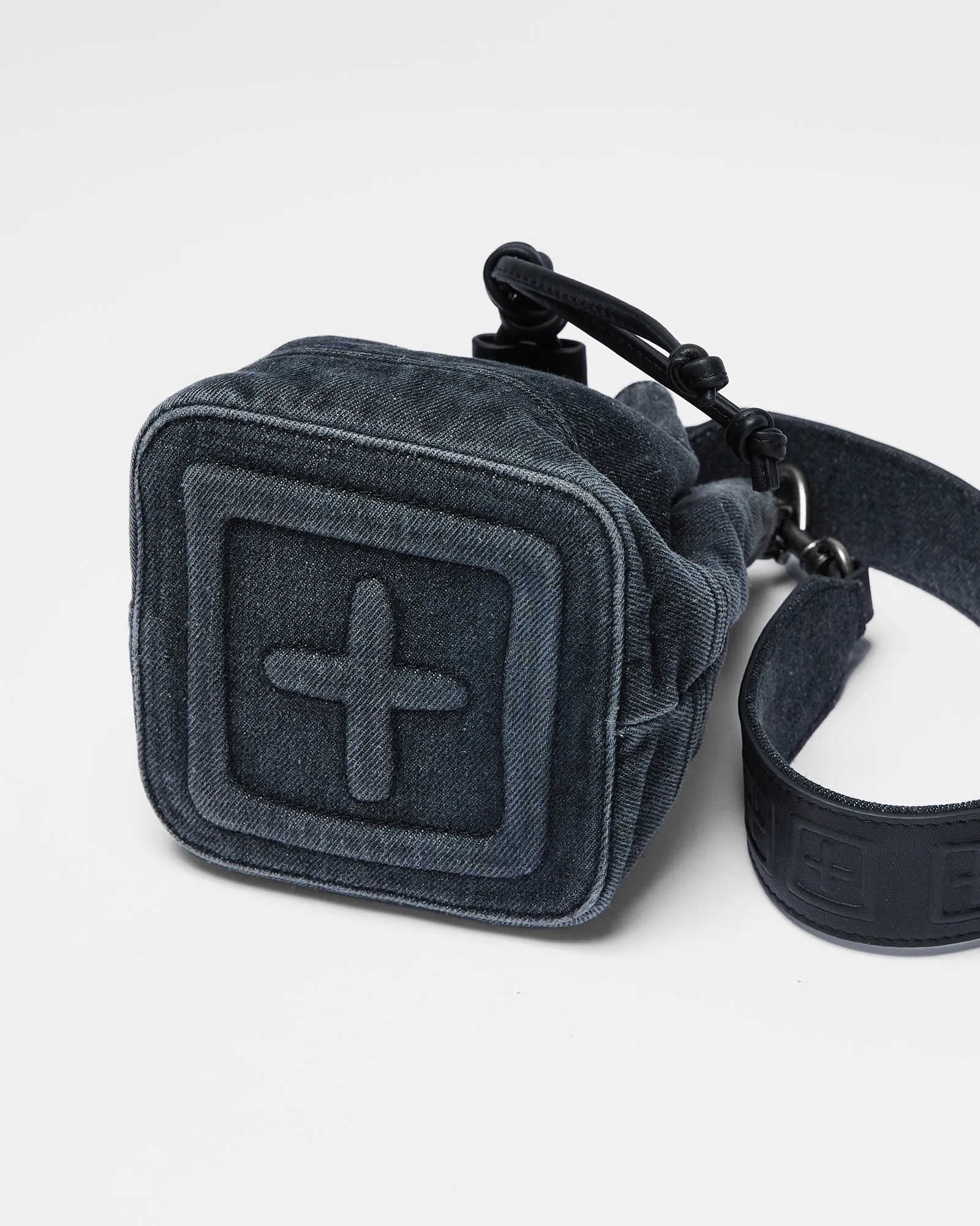 BOX CROSS BUCKET BAG ANGST